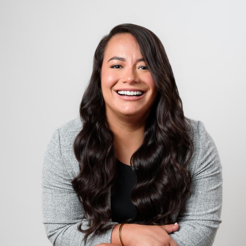 Laura Bustamante posed with a greek column
